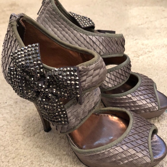 Gray/silver heels with bow detail - Picture 2 of 3
